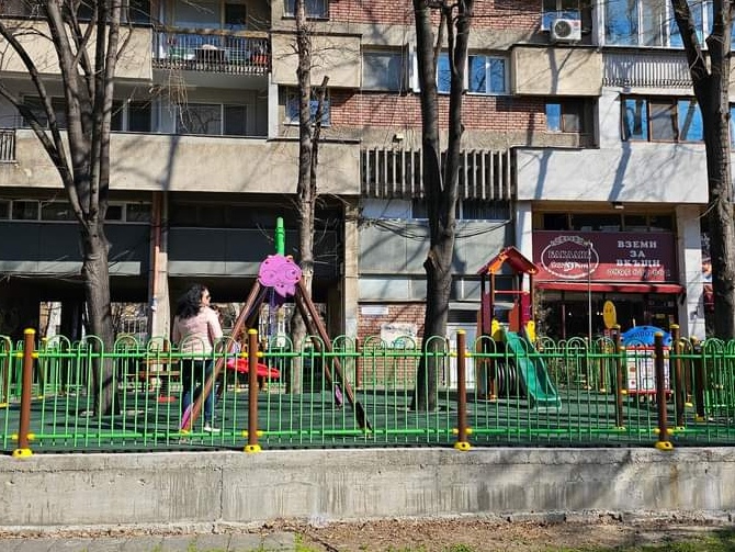 Ремонтират детски площадки в район "Централен" (СНИМКИ)