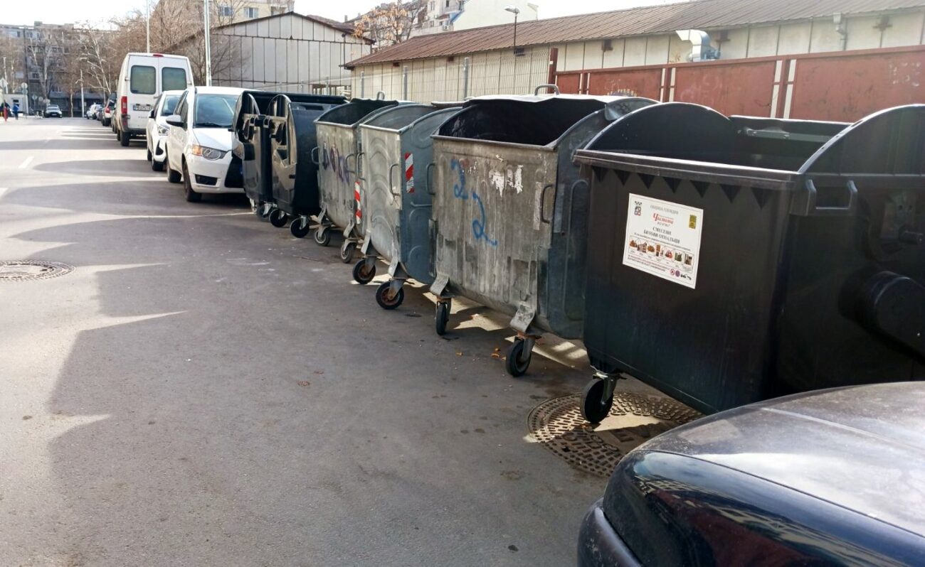 Поставят над 1000 нови пластмасови контейнера за отпадъци в Пловдив (СНИМКИ)