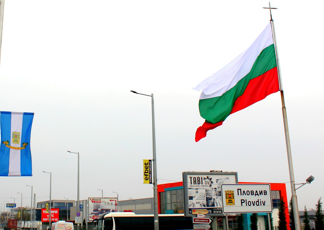 С над 400 нови знамена Пловдив посреща националния празник (СНИМКИ)