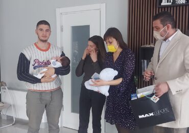 Кметът на "Родопи" Павел Михайлов с подаръци за първото бебе на общината