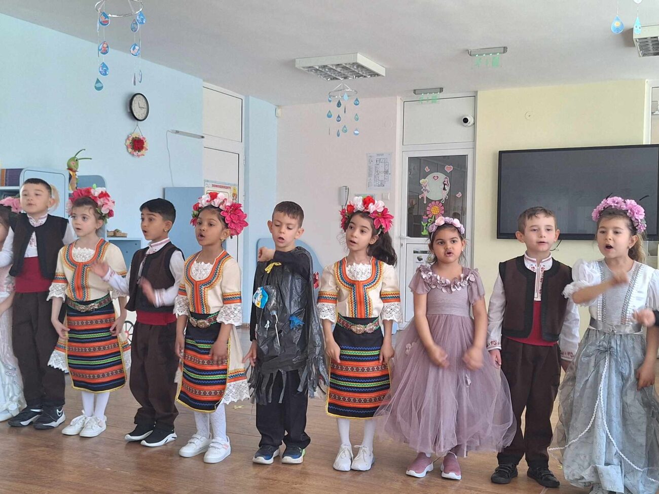 Емил Русинов съдейства за уреди за две детски площадки в ДГ „Щастливо детство“ (СНИМКИ)