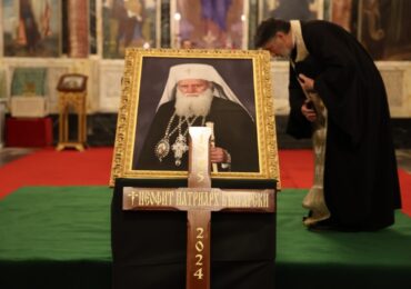 Патриарх Неофит беше погребан до катедралния митрополитски храм "Света Неделя"