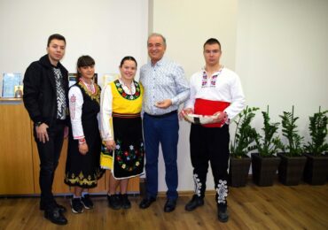 Пратеници на Баба Марта гостуваха на кмета на Асеновград (СНИМКИ)