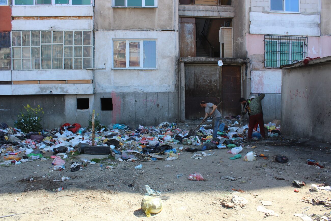 13 самосвала с 49 курса извозиха събраните отпадъци в акция за почистване на „Столипиново” (СНИМКИ)