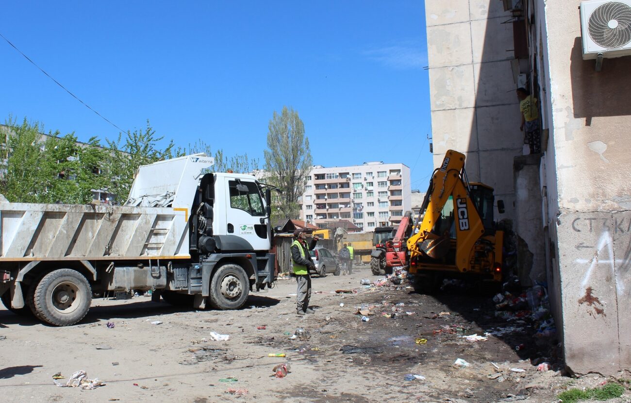 13 самосвала с 49 курса извозиха събраните отпадъци в акция за почистване на „Столипиново” (СНИМКИ)