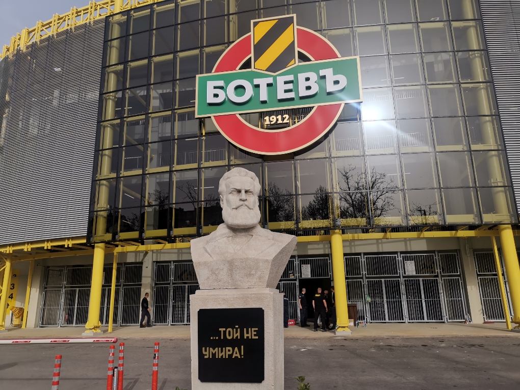 „Злонамерени и неверни публикации“: От Ботев коментираха твърденията, че ще напуснат Колежа