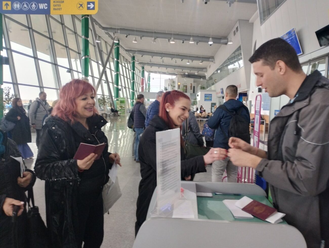 1200 пътници получиха мартеници на Летище Пловдив (СНИМКИ)