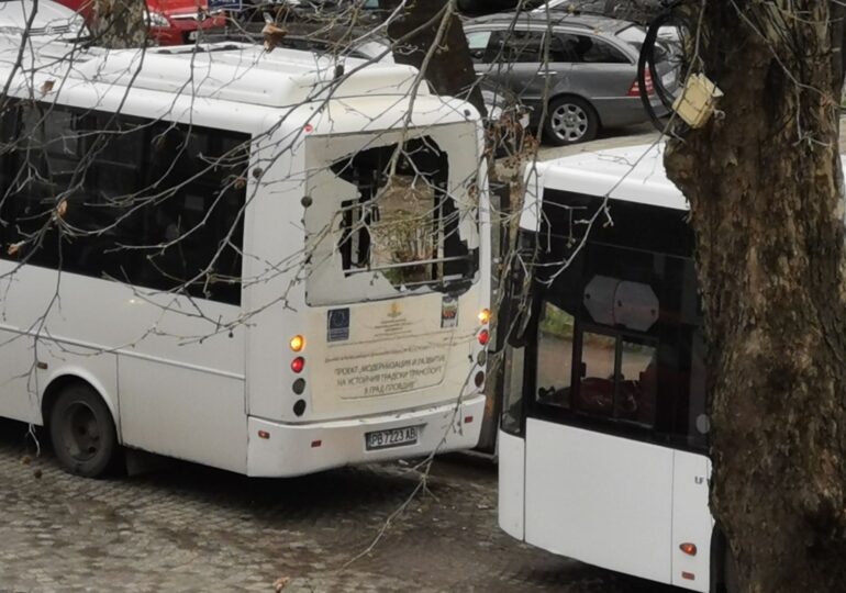 Автобуси на градския транспорт се блъснаха в Пловдив (СНИМКИ)