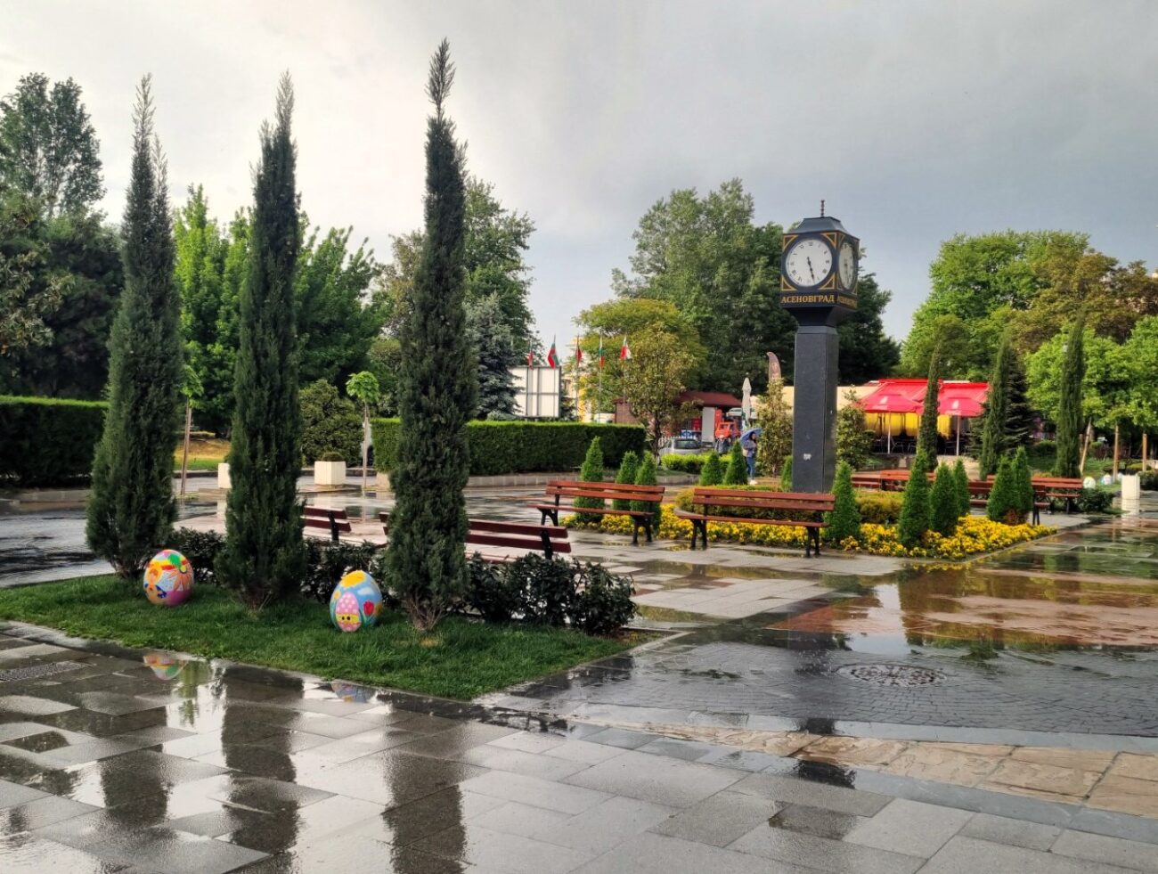Огромни великденски яйца красят площада в Асеновград (СНИМКИ)