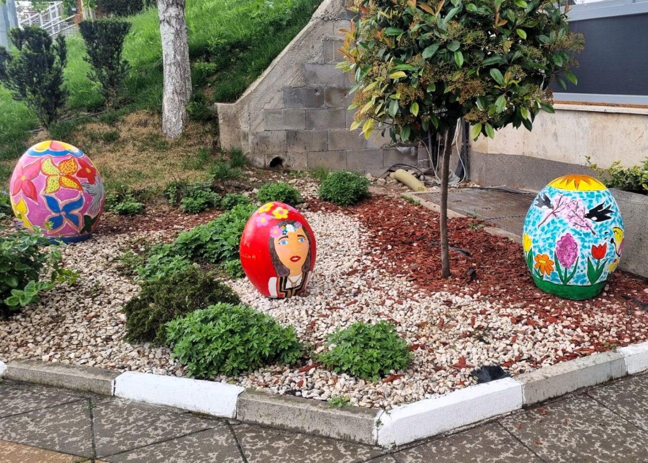 Огромни великденски яйца красят площада в Асеновград (СНИМКИ)