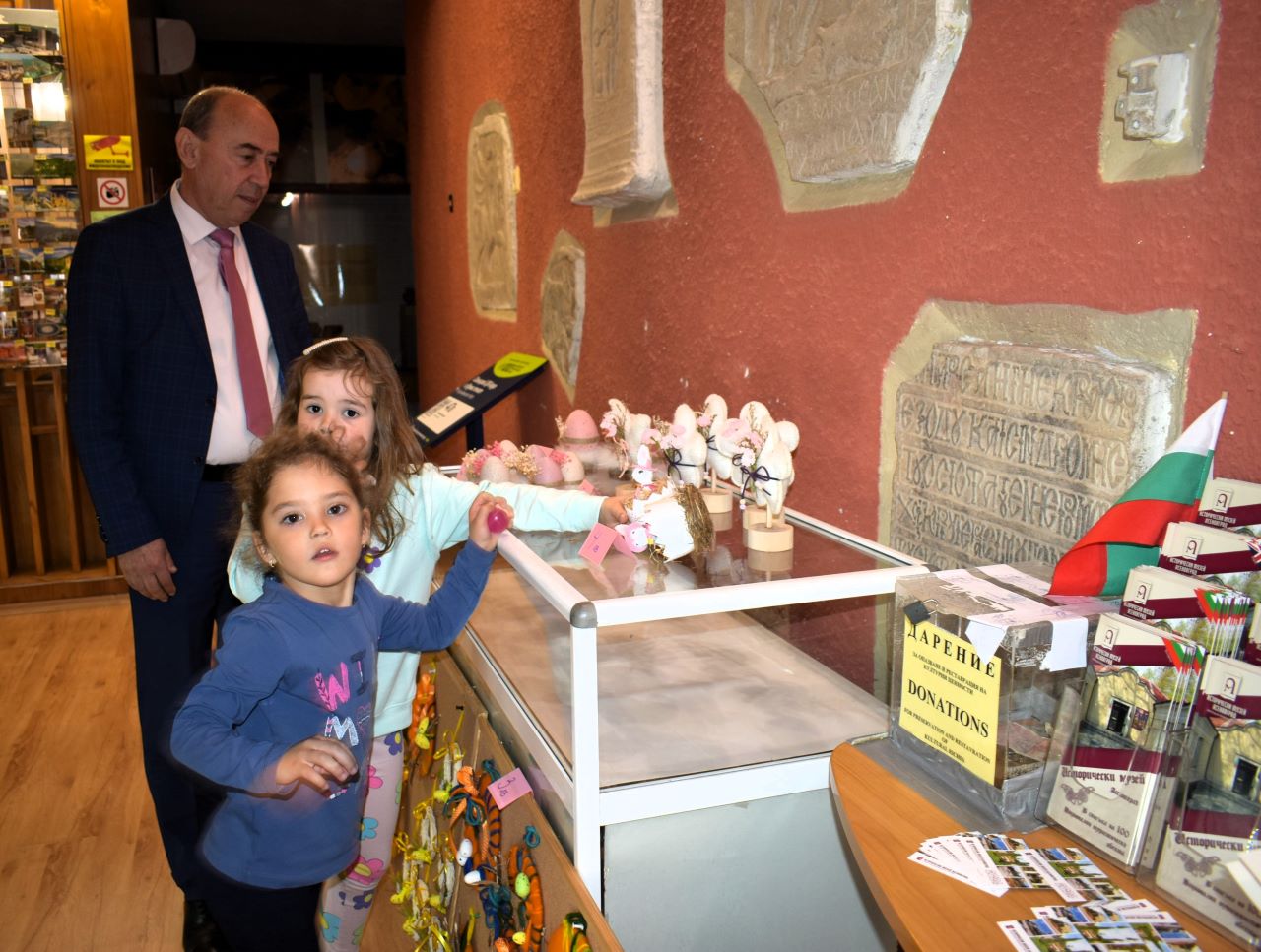 Открит е благотворителният Великденски базар в Асеновград (СНИМКИ)