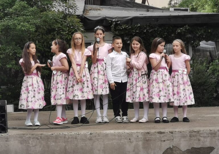Деца украсиха за Великден парк "Белите брези" в "Южен" (ГАЛЕРИЯ)