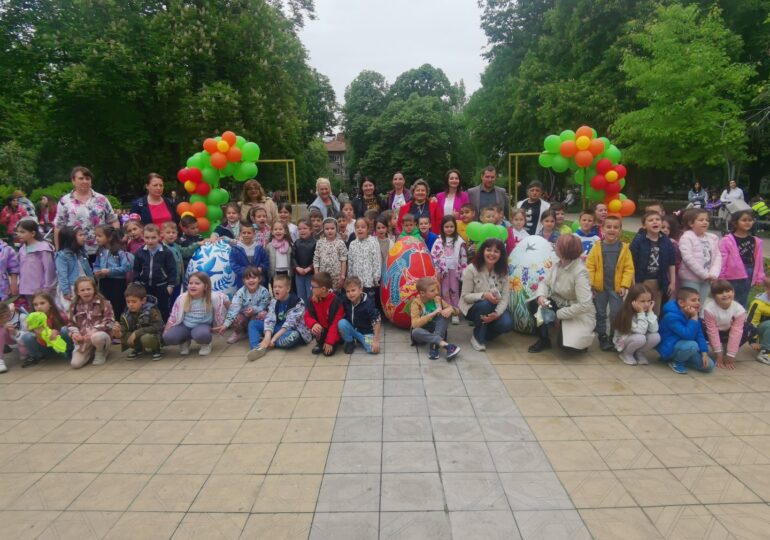 Деца украсиха за Великден парк "Белите брези" в "Южен" (ГАЛЕРИЯ)
