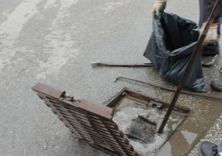 Заради очаквани валежи: Спешно почистиха дъждоприемните шахти на невралгични места в Пловдив
