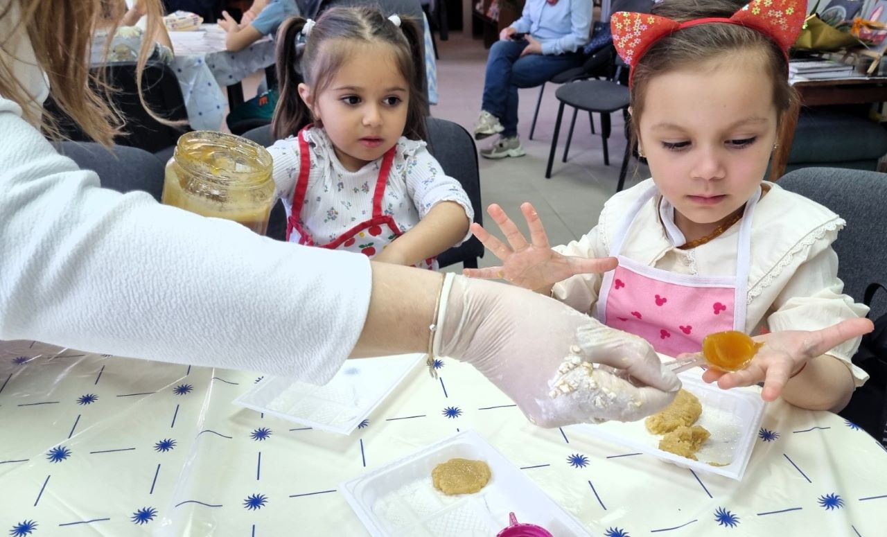 Деца и родители месиха меденки в библиотеката в Асеновград (СНИМКИ)
