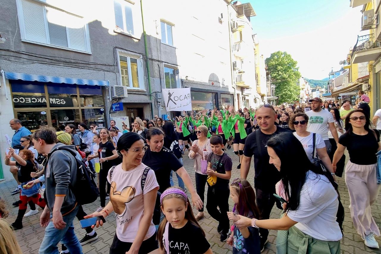 Пълен площад и много танци на „Танцовата фиеста“ в Асеновград (ВИДЕО и СНИМКИ)