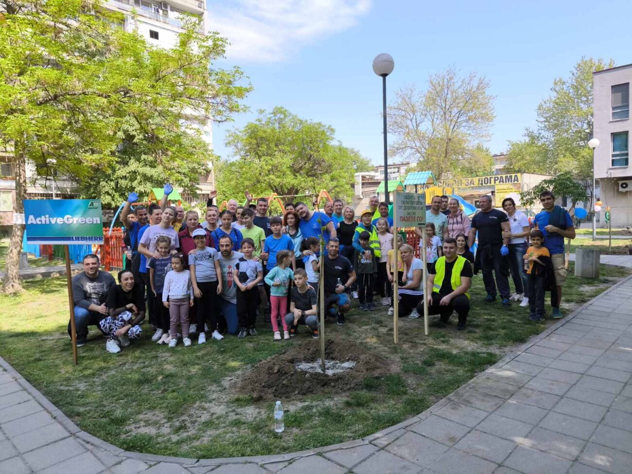 "Зелен уикенд в Южен": От районното кметство и Либхер обновиха детска площадка (СНИМКИ)