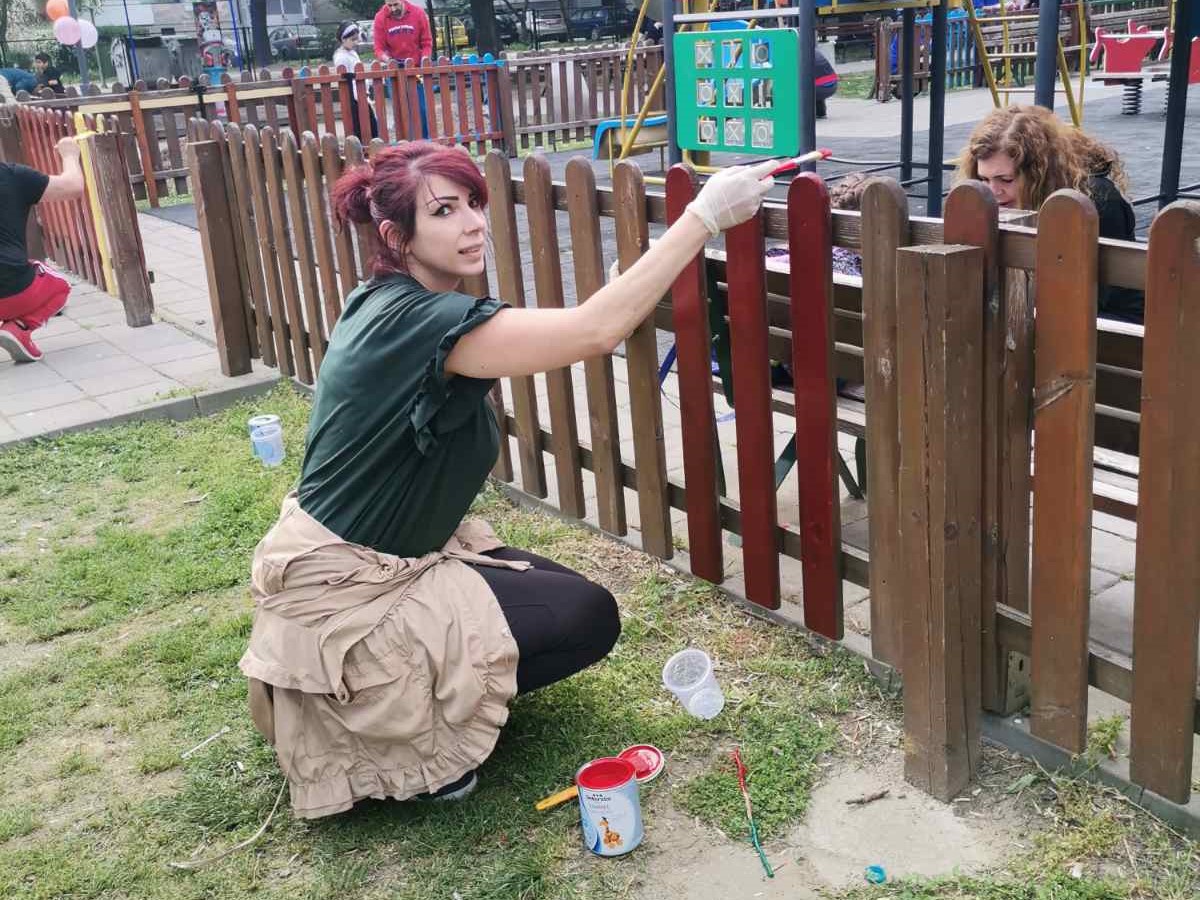 "Зелен уикенд в Южен": От районното кметство и Либхер обновиха детска площадка (СНИМКИ)