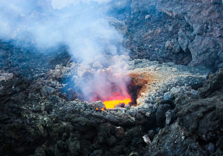 Вулканът Етна отново напомни за себе си, бълва димни кръгове (ВИДЕО)