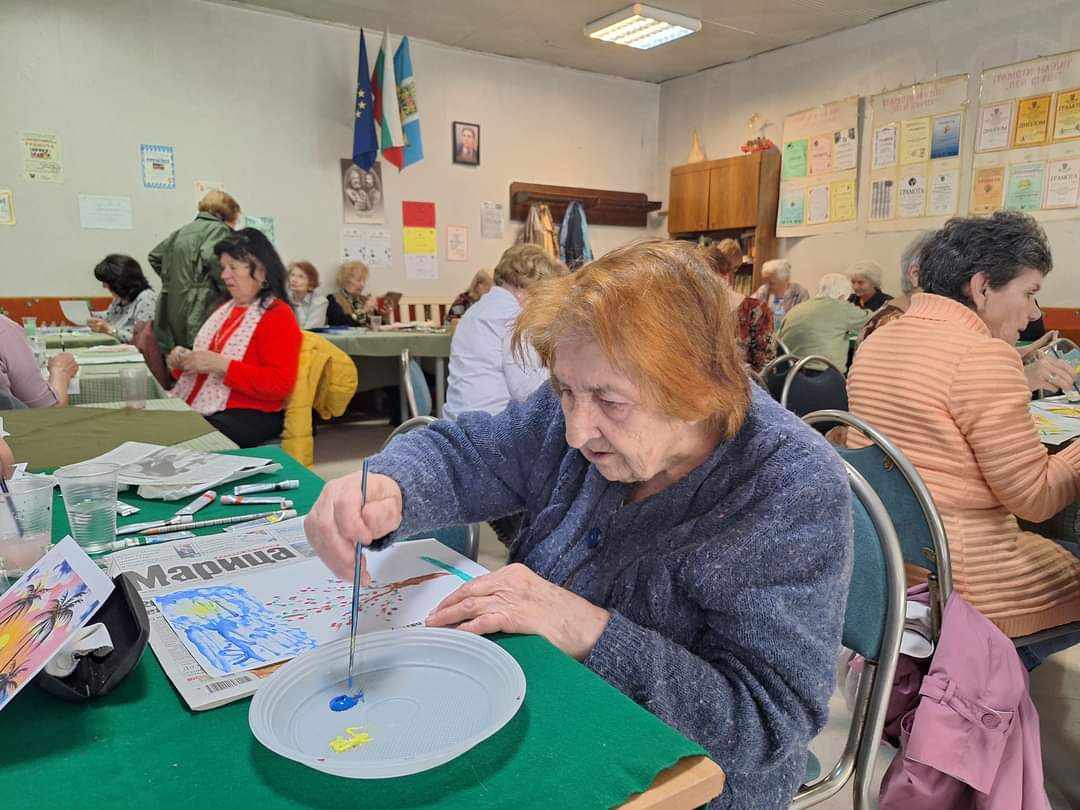 Кметът на „Тракия“ и заместниците му рисуваха върху керамика с участниците в инициативата „60+“ (СНИМКИ)