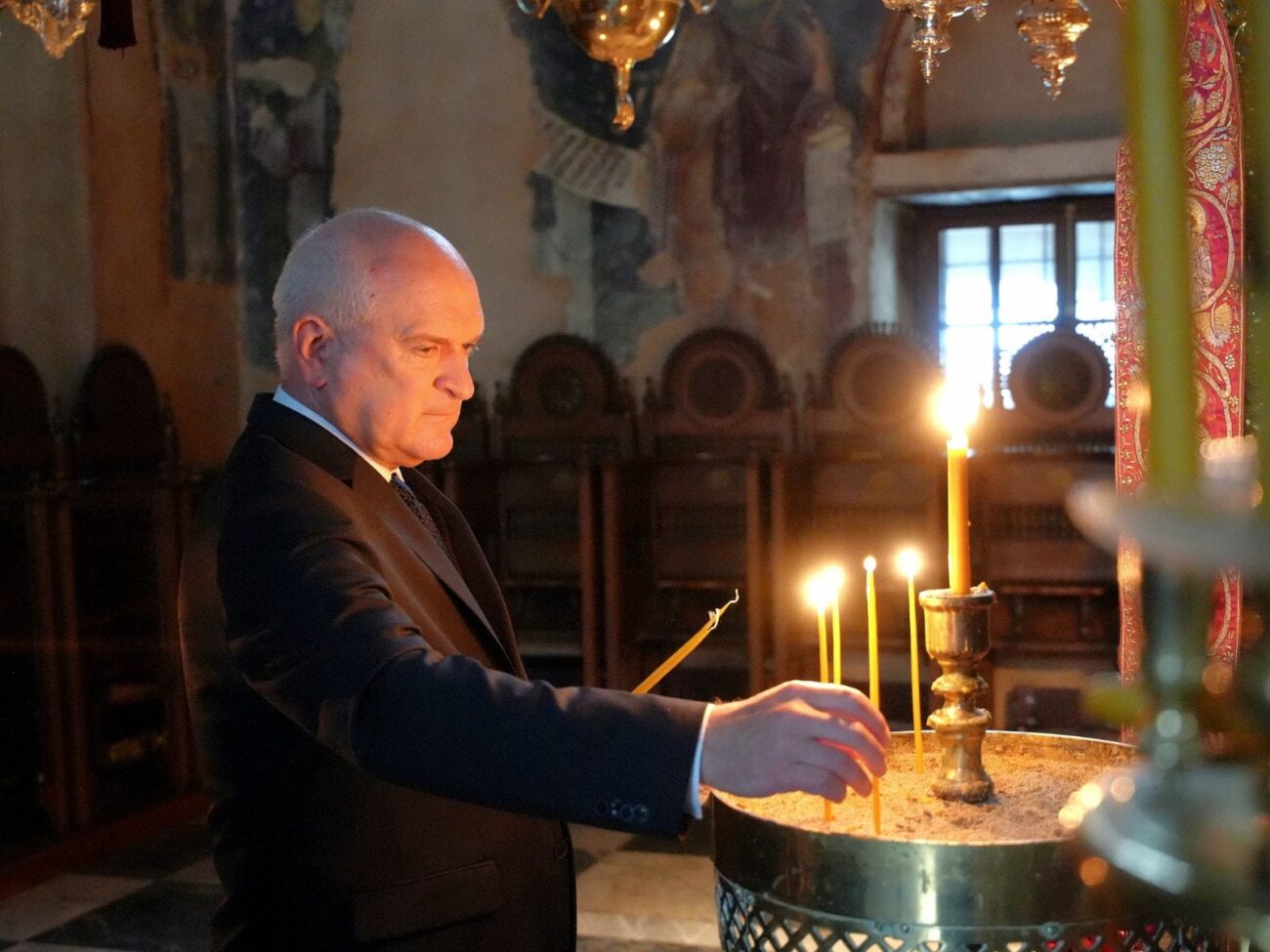 Премиерът Главчев се поклони пред мощите на светите братя Кирил и Методий (ВИДЕО и СНИМКИ)