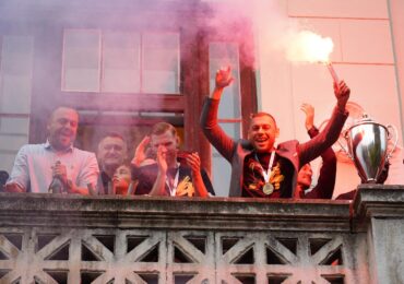 Футболисти и фенове на Ботев вдигнаха купата от терасата на общината (СНИМКИ)