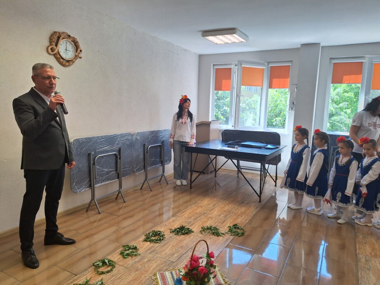Кметът на "Източен" Емил Русинов с подаръци за Комплекса на слепите (СНИМКИ)