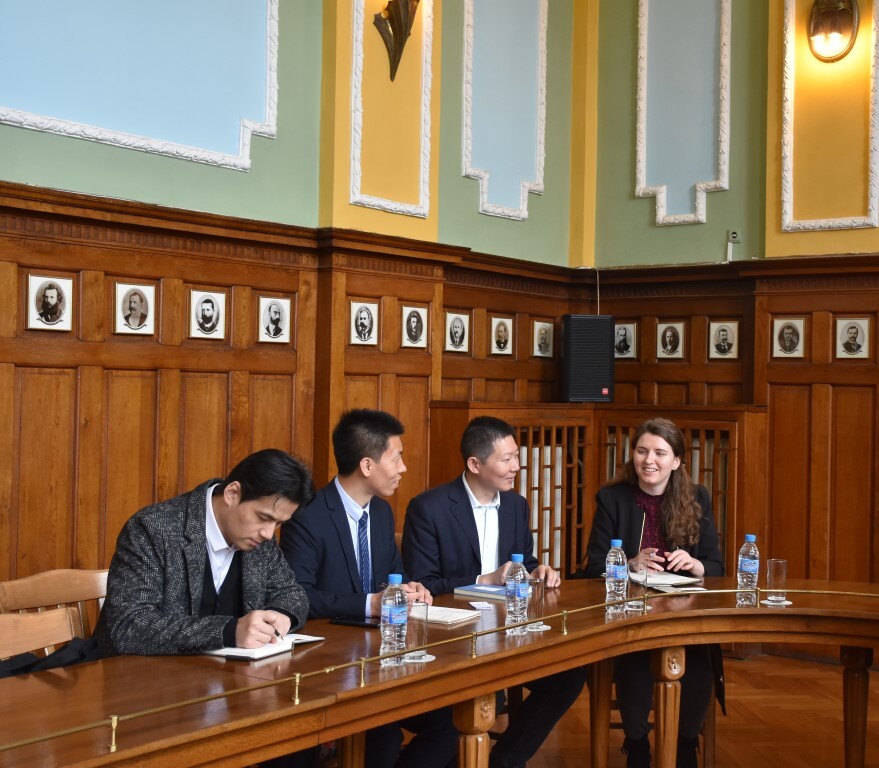 Китайското посолство дарява 100 божура на Община Пловдив