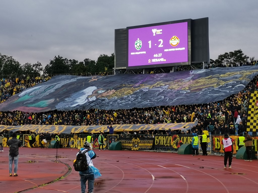 Страхотна атмосфера: Футболисти и фенове на Ботев Пловдив отпразнуваха заедно Купата (ВИДЕО)