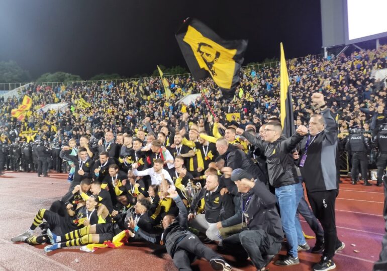 Страхотна атмосфера: Футболисти и фенове на Ботев Пловдив отпразнуваха заедно Купата (ВИДЕО)
