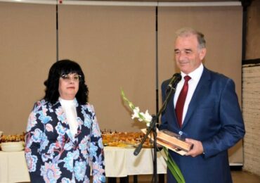Наградиха учители и културни дейци от Асеновград (СНИМКИ)