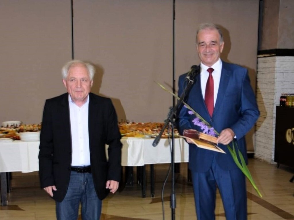 Наградиха учители и културни дейци от Асеновград (СНИМКИ)