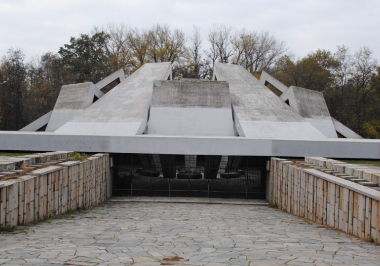 Архитекти и експерти обследват състоянието на Братската могила по поръчка на община Пловдив
