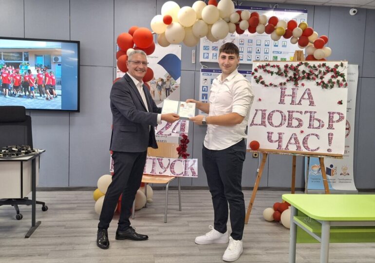 Емил Русинов връчи дипломи на отличниците в Професионална гимназия „Гоце Делчев“ (СНИМКИ)