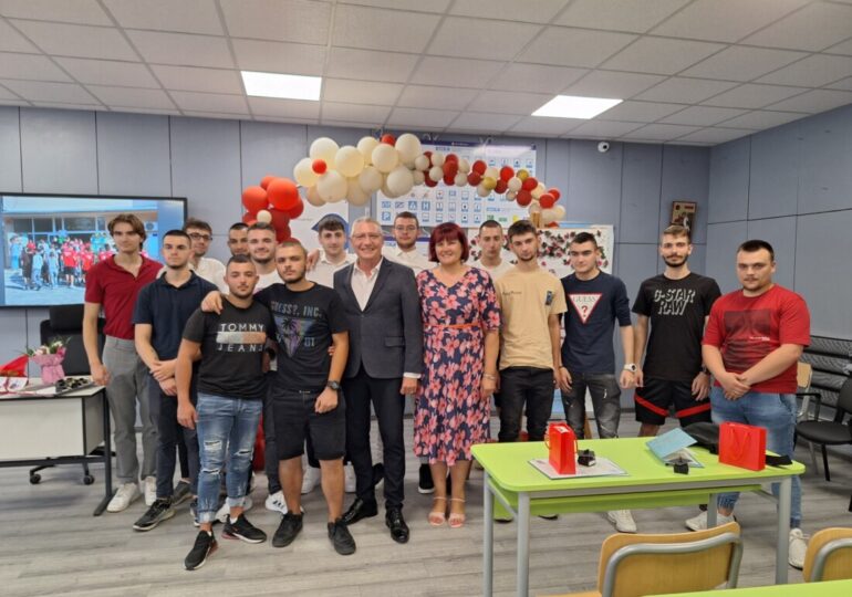 Емил Русинов връчи дипломи на отличниците в Професионална гимназия „Гоце Делчев“ (СНИМКИ)