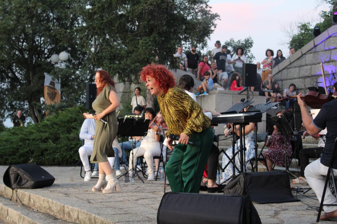 Хиляди пловдивчани танцуваха и пяха песните на АББА на върха на Бунарджика (СНИМКИ)