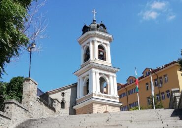 Литийно шествие спира за кратко движението около катедралния храм „Успение Богородично“