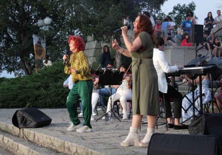 Хиляди пловдивчани танцуваха и пяха песните на АББА на върха на Бунарджика (СНИМКИ)