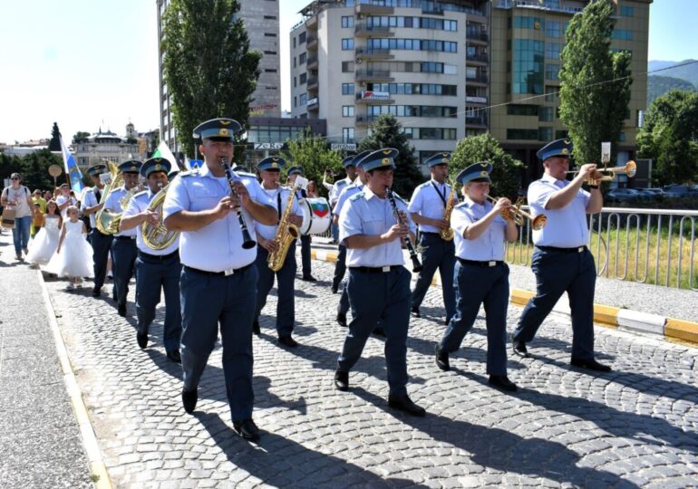 Повече от 300 малки булки дефилираха из улиците на Асеновград (ГАЛЕРИЯ)