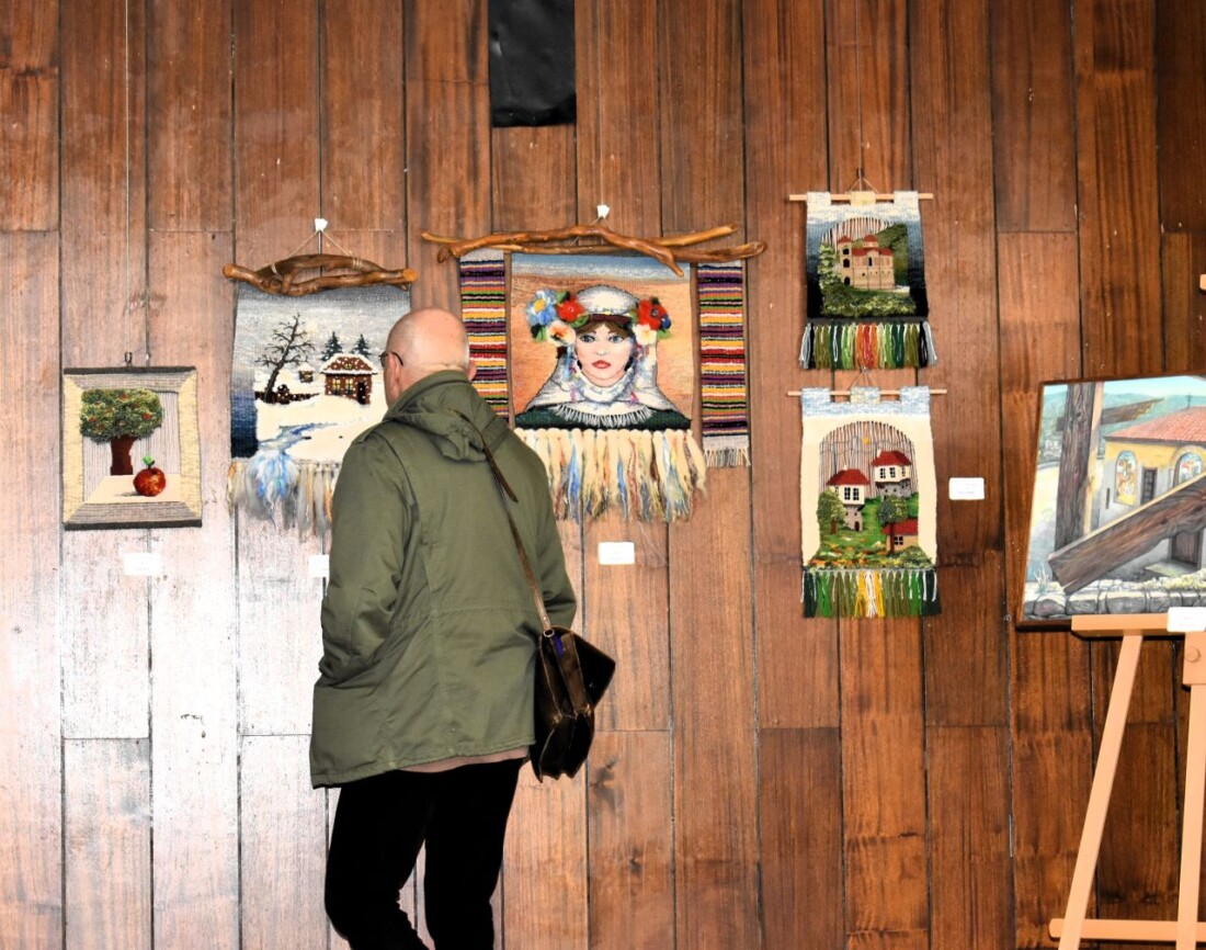 Асеновградски художници показаха творчеството си в обща изложба (СНИМКИ)