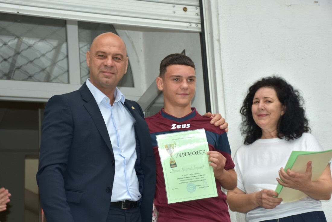 Костадин Димитров награди републиканските шампиони на България по футбол