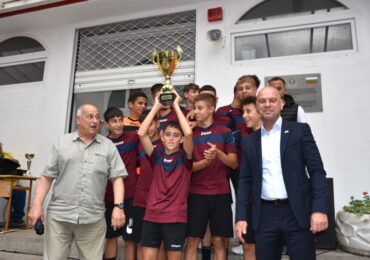 Костадин Димитров награди републиканските шампиони на България по футбол