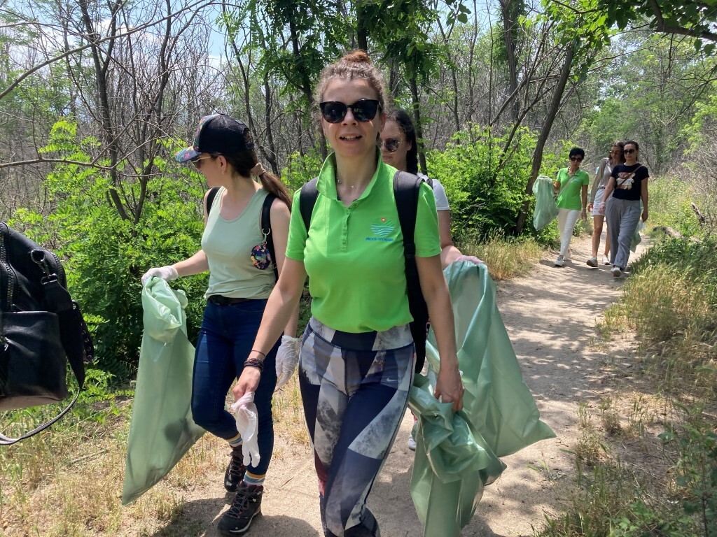 В Световния ден на околната среда: Институции и студенти почистиха отпадъците в Ловния парк в Пловдив (СНИМКИ)