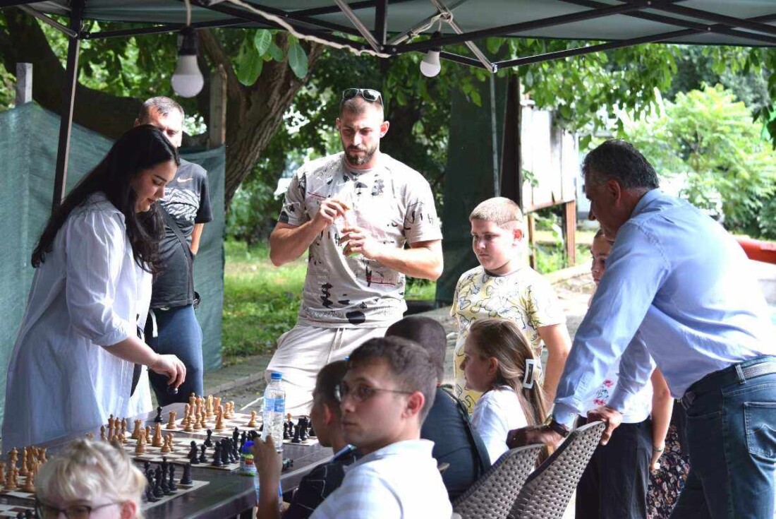 Европейската шампионка Виктория Радева зарадва малки и големи в Рогош с демонстративен сеанс по шахмат (СНИМКИ)