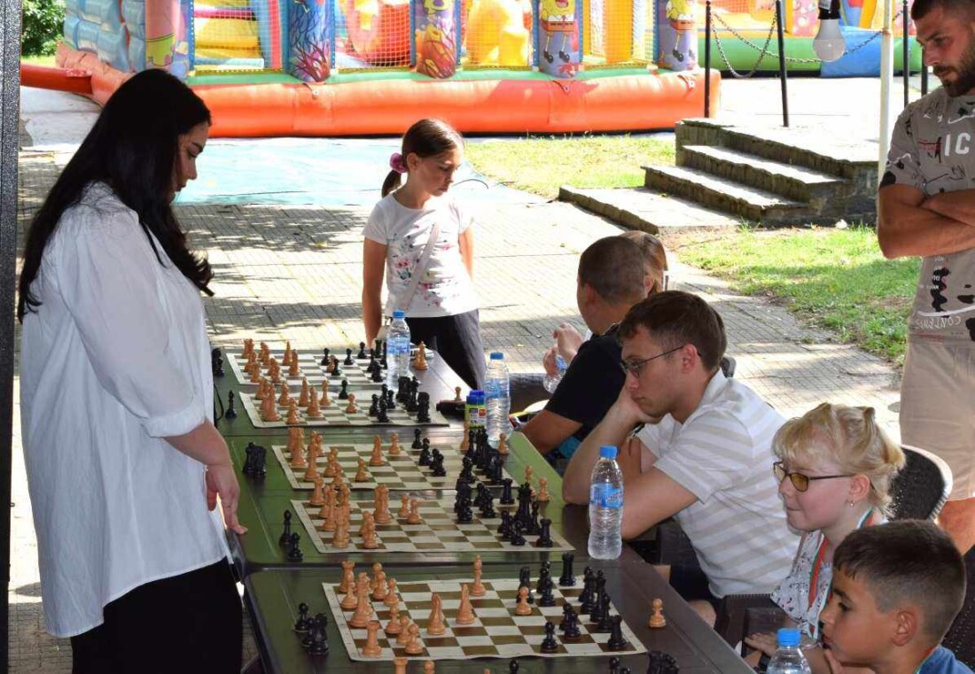 Европейската шампионка Виктория Радева зарадва малки и големи в Рогош с демонстративен сеанс по шахмат (СНИМКИ)