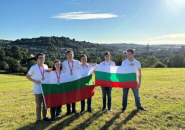 Българският отбор по математика с пет медала от олимпиада във Великобритания (СНИМКИ)