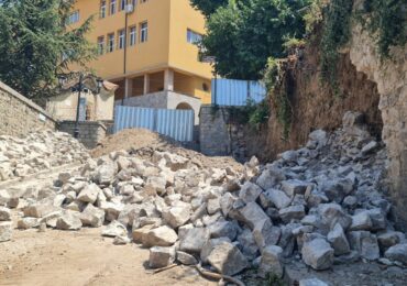 Започна укрепването на подпорна стена в Стария град (СНИМКИ)