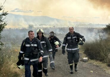 С риск за живота: Пожарникари и охранител извели ранените след първия взрив в Елин Пелин