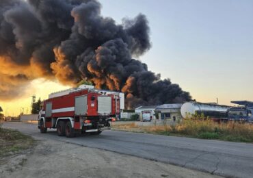 Голям пожар в хале за преработка на пластмаса в София, на място са изпратени химически екип (ВИДЕО)