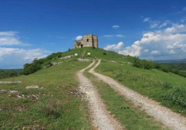 Излезе новият пътеводител „52 исторически разходки из България“ от Ели Иванова